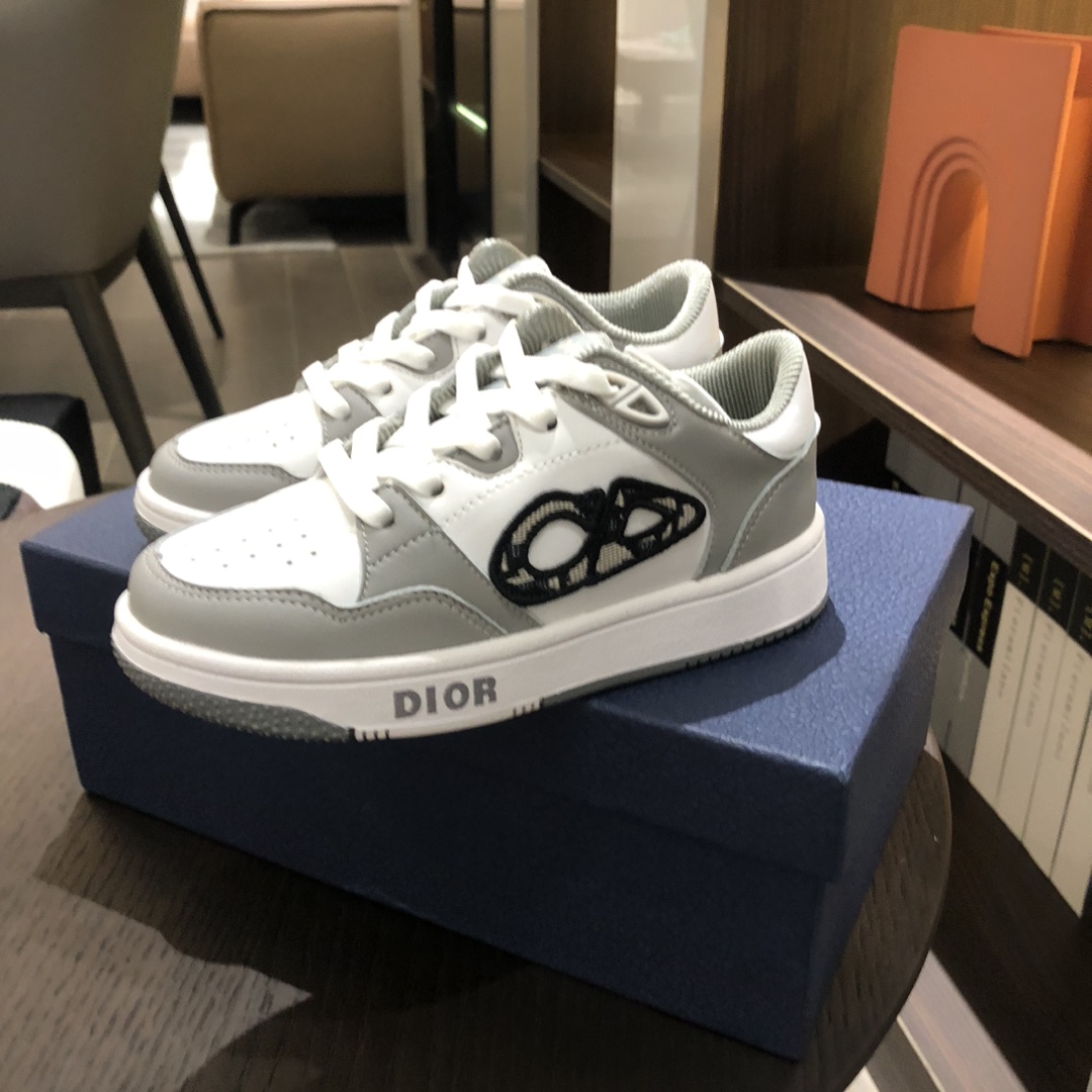 Children's shoes child